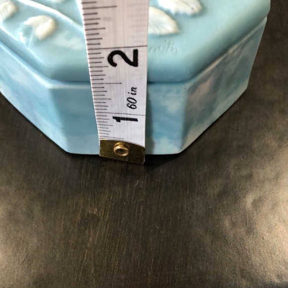 Marble look box with embossed floral design. Blue and white storage box. - Picture 5 of 6